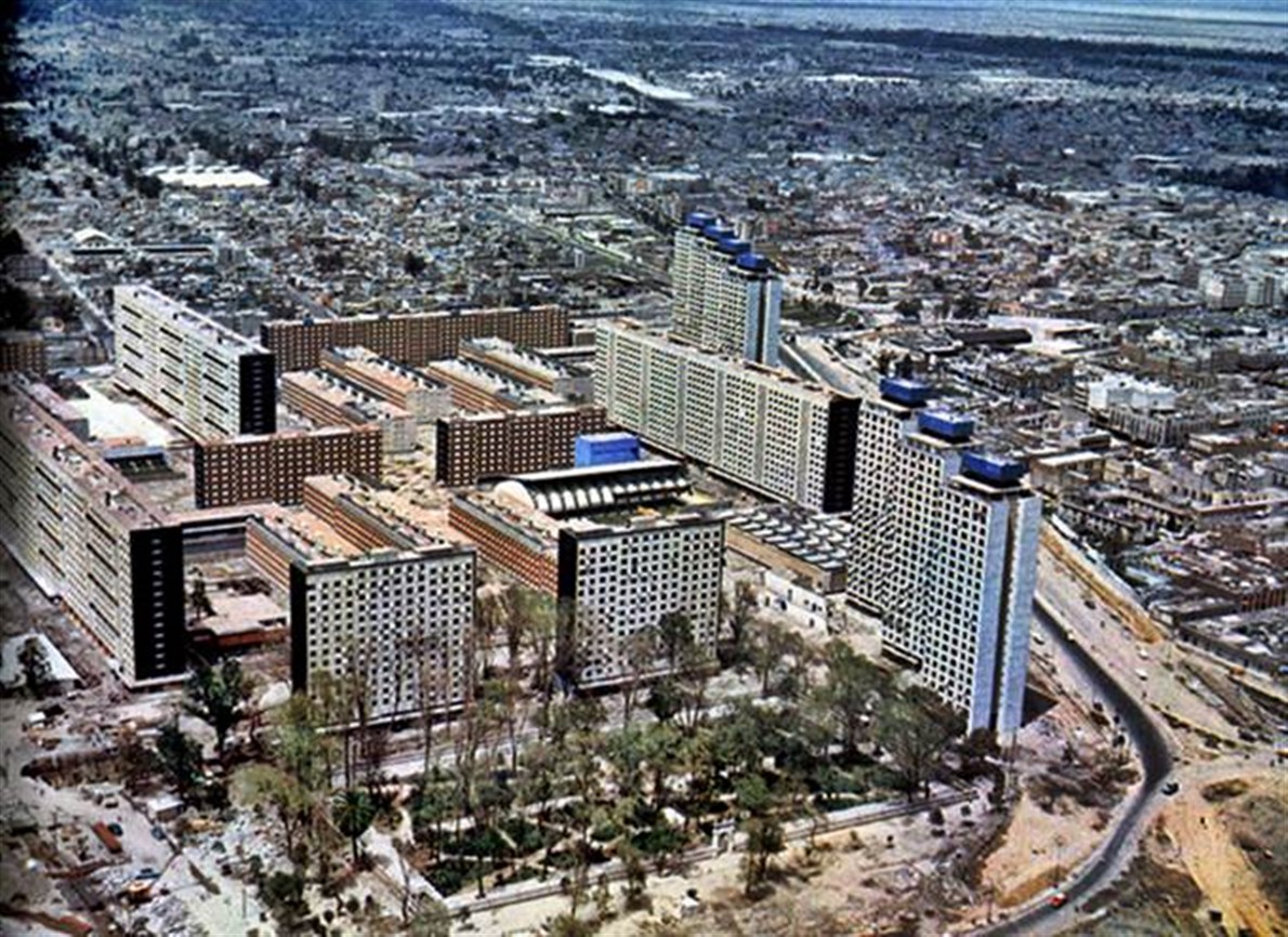 Toma aérea del avance de las obras aledañas a las torres de la tercera sección del Conjunto Urbano Nonoalco Tlatelolco, del arquitecto Mario Pani, poco antes de que la unidad habitacional que fuera inaugurada en 1964. En primer plano, el Jardín de Santiag