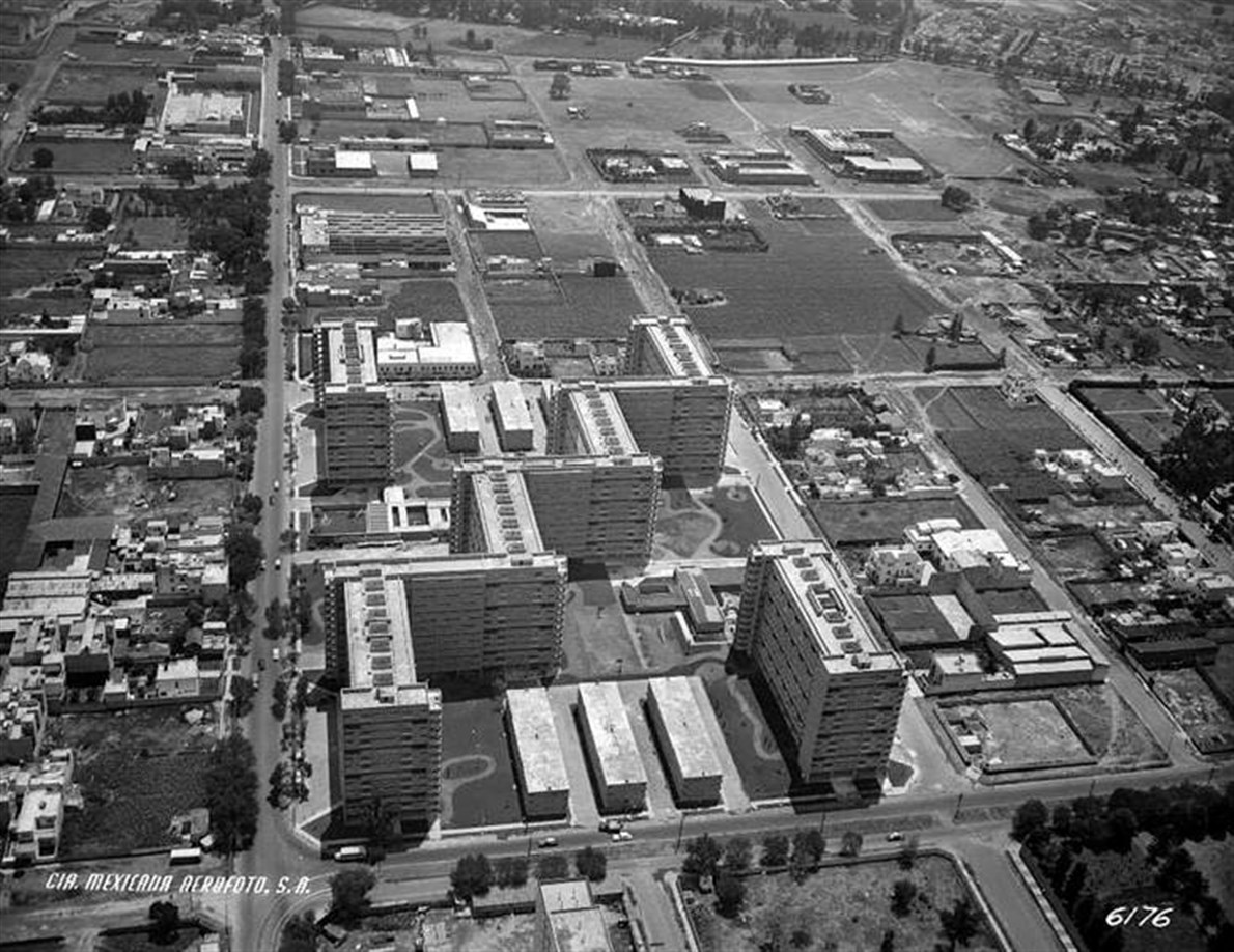 Toma aérea del Centro Urbano Presidente Alemán en 1949, año de su inauguración. Este conjunto, también conocido como CUPA, fue el primero de su tipo en América Latina, diseñado por Mario Pani en la manzana comprendida entre las avenidas Félix Cuevas y Coy