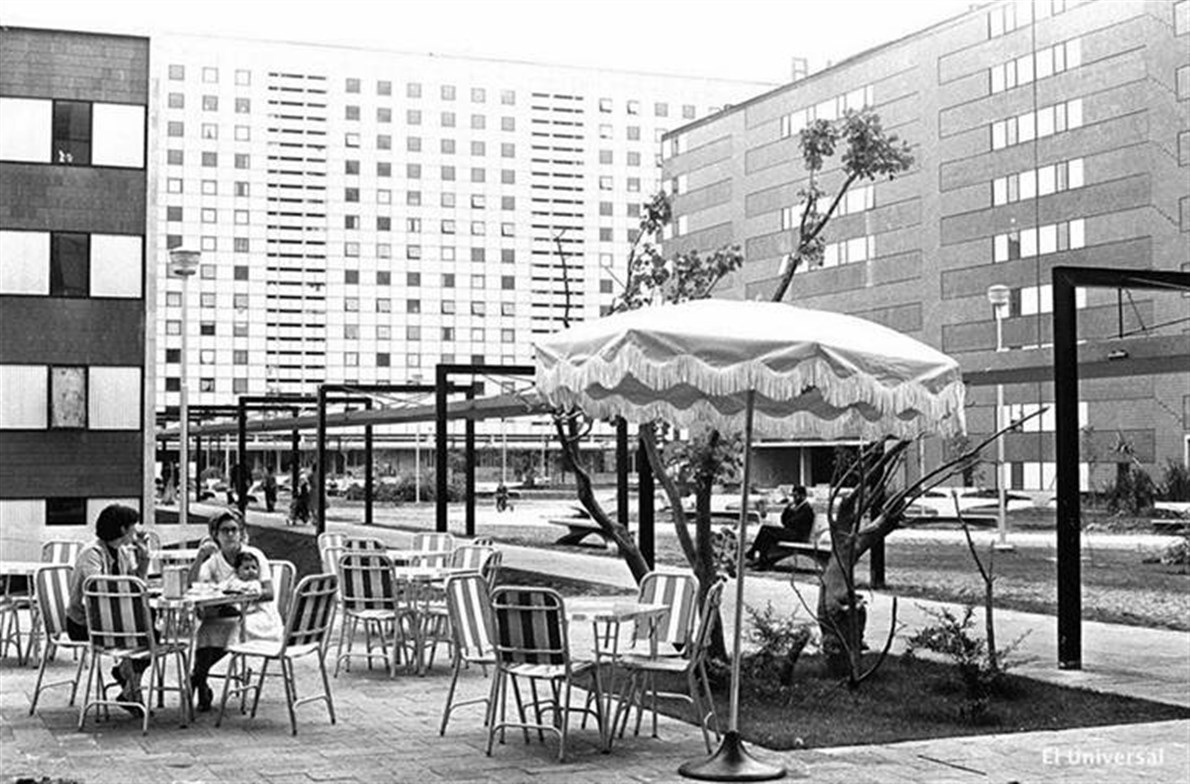 Los vecinos pasan el día cómodamente sentados en los espacios de convivencia de la primera sección de Tlatelolco a finales de los años sesenta. A la izquierda está el edificio ISSSTE 4, del lado derecho el Vicente Guerrero, y en el fondo destaca el Ignaci
