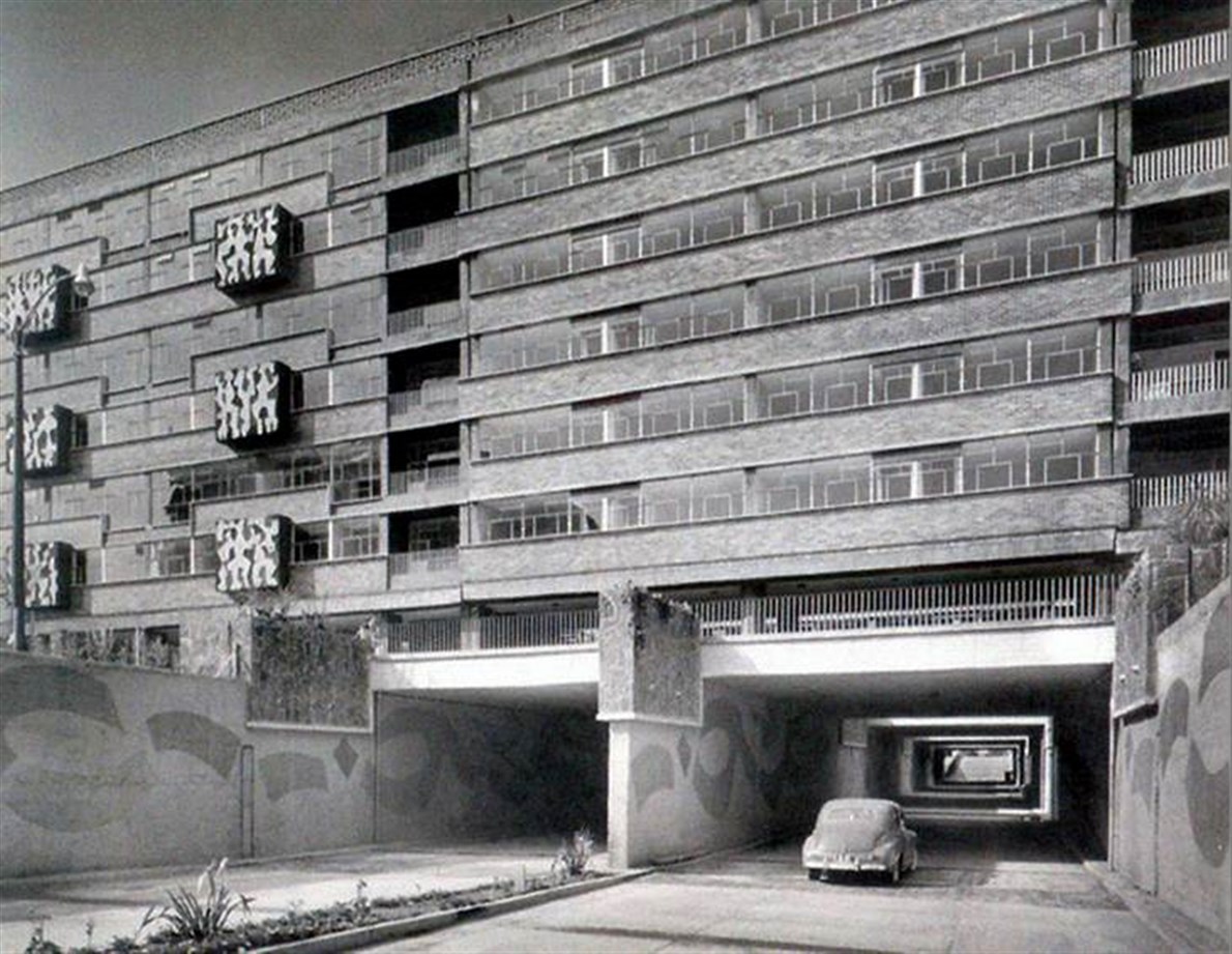 Un vehículo circula por el paso a desnivel que estuvo en la calle de Orizaba entre Antonio M. Anza y Huatabampo, debajo de los cuatro edificios tipo C del Multifamiliar Juárez, en la década de los cincuenta. Tras la desaparición de los edificios por los