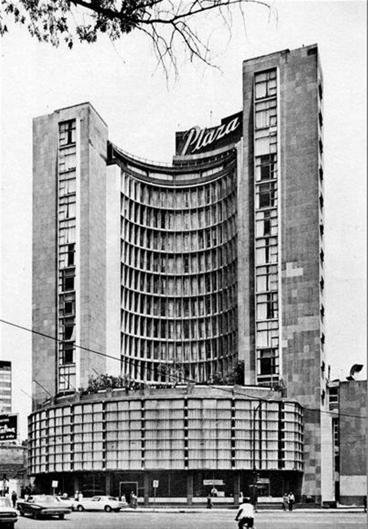 El Hotel Plaza, en el cruce de la Avenida de los Insurgentes y Sullivan, fue diseñado por Mario Pani en 1945. Este inmueble es el único que se construyó del proyecto urbano para el crucero de Reforma e Insurgentes; a inicios de la década pasada fue remode