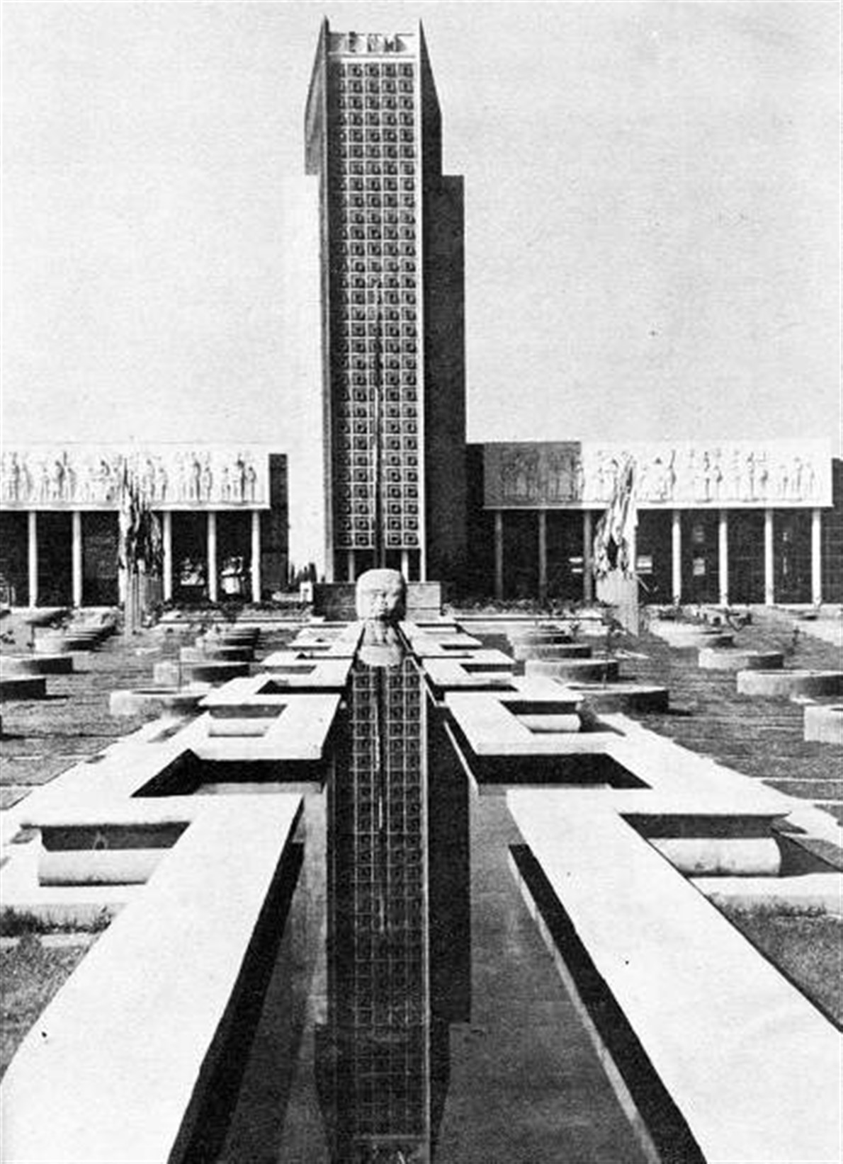 Imagen de inicios de los años cincuenta donde se aprecia el conjunto arquitectónico de la Escuela Nacional de Maestros, obra de Mario Pani, destaca la torre completa. Ésta fue reducida tras el sismo de 1957 y demolida años más tarde FOTO: Colección Villas