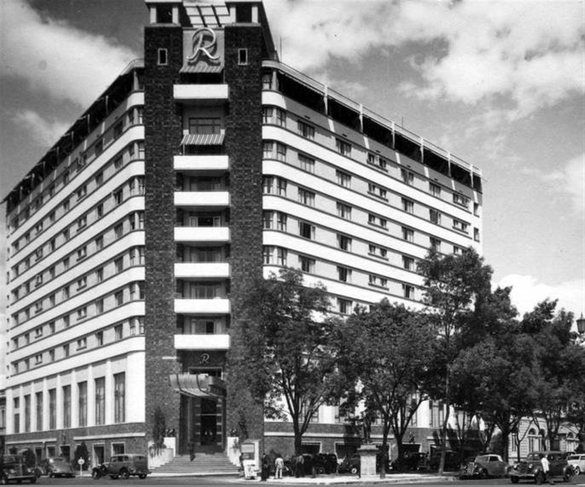 Vista del Hotel Reforma, en la esquina del Paseo de la Reforma y la calle de París, en una fotografía de los años cincuenta. Desde su apertura en 1936, este emblemático inmueble fue uno de los más famosos de la capital por varias décadas, al igual que su 