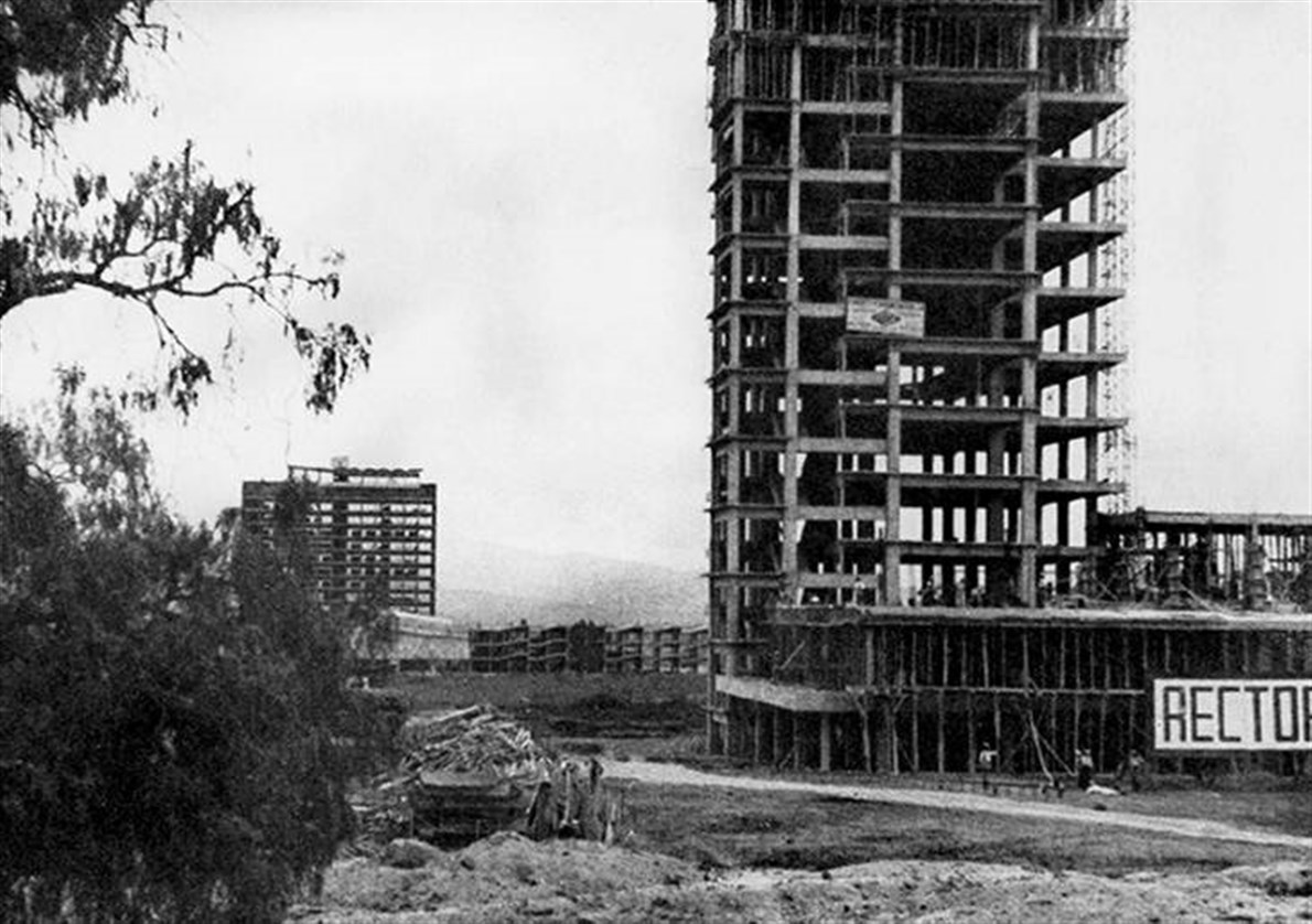 Vista de Ciudad Universitaria de la Universidad Nacional Autónoma de México en construcción a finales de 1951. Del lado derecho se encuentra la Torre de Rectoría, obra de los arquitectos Mario Pani, Enrique del Moral y Salvador Ortega, y al fondo se encue