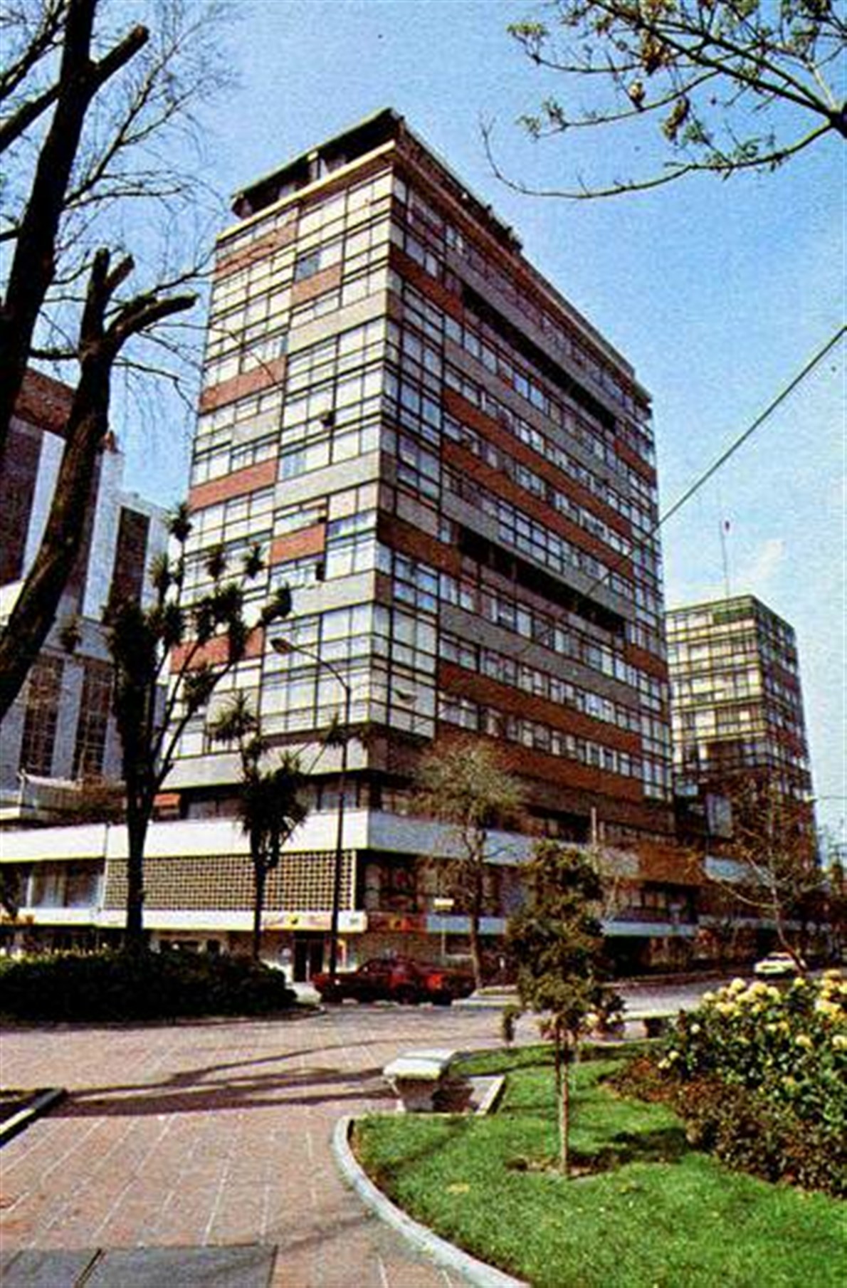 La esquina del Paseo de la Reforma y la calle de Río Guadalquivir, en la colonia Cuauhtémoc, a finales de los años setenta. Se aprecian los Condominios Reforma, realizados por Mario Pani y Salvador Ortega en 1956, que fueron los primeros edificios de su t