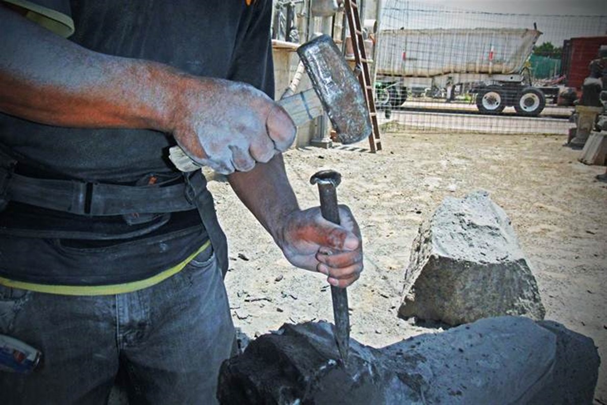 Empuñan con fuerza el cincel y el marro. Sus manos son recias… duras por tantos años de golpear y golpear las enormes rocas que extraen de las entrañas de la tierra. FOTO: Édgar Ávila/ EL UNIVERSAL Empuñan con fuerza el cincel y el marro. Sus manos son recias… duras por tantos años de golpear y golpear las enormes rocas que extraen de las entrañas de la tierra. FOTO: Édgar Ávila/ EL UNIVERSAL