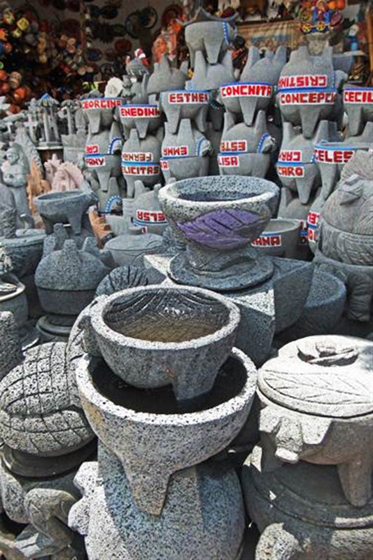 Desde chamacos aprendieron a romper con violencia la piedra volcánica hasta convertirla en molcajetes y metates para miles de hogares mexicanos FOTO: Édgar Ávila/ EL UNIVERSAL Desde chamacos aprendieron a romper con violencia la piedra volcánica hasta convertirla en molcajetes y metates para miles de hogares mexicanos FOTO: Édgar Ávila/ EL UNIVERSAL