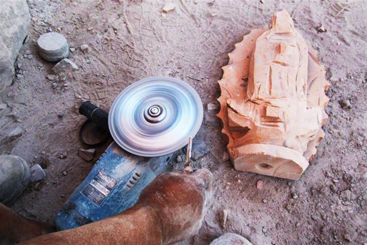 A orilla de la carretera, decenas de pobladores esculpen imágenes de la Virgen de Guadalupe, del arcángel Gabriel FOTO: Édgar Ávila/ EL UNIVERSAL A orilla de la carretera, decenas de pobladores esculpen imágenes de la Virgen de Guadalupe, del arcángel Gabriel FOTO: Édgar Ávila/ EL UNIVERSAL