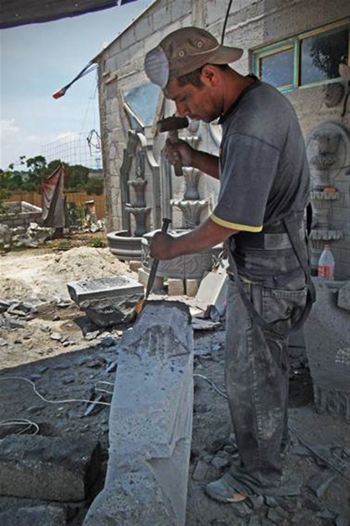 Es cuestión de dedicarle su tiempo, todo se aprende con la práctica; al principio se dificulta, pero poco a poco se va agarrando experiencia y si se persevera en algo se consigue, relató Eduardo Crisóstomo, artesano de 40 años de edad FOTO: Édgar Ávila/ Es cuestión de dedicarle su tiempo, todo se aprende con la práctica; al principio se dificulta, pero poco a poco se va agarrando experiencia y si se persevera en algo se consigue, relató Eduardo Crisóstomo, artesano de 40 años de edad FOTO: Édgar Ávila/