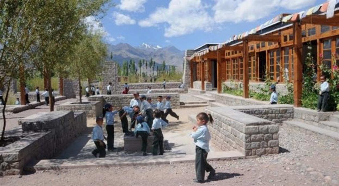 White Lotus School, IndiaSituada en Shey, en la ciudad de Ladakh, esta escuela de India busca mantener el equilibrio entre la educación, las tradiciones locales (en especial el budismo tibetano) y el paisaje que la rodea.