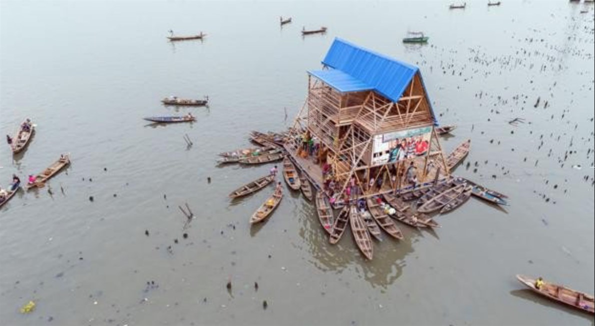 Escuela flotante (Lagos Lagoon, Nigeria)En 2013, el despacho de arquitectura NLÉ (fundado por Kunlé Adeyemi), diseñó esta escuela flotante en Makoko, Nigera, con el propósito de tener un lugar que resisitiera la crecida del lago.