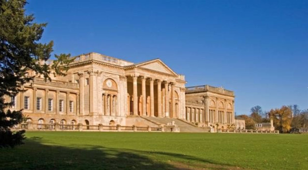 Stowe School, Buckinghamshire (Reino Unido)Institución privada fundada en 1923; tiene cierto sello bucólico por sus grandes y cuidadas áreas verdes.