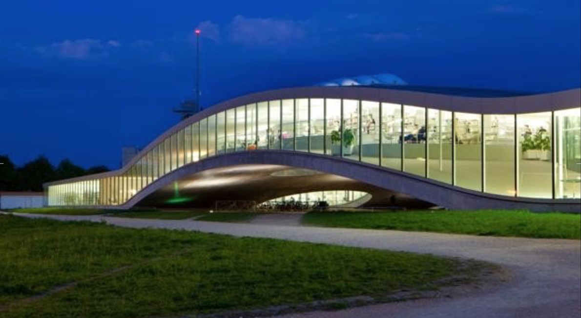 École polytechnique fédérale de Lausanne, SuizaEsta obra de los arquitectos Kazuyo Sejima y Ryue Nishizawa (SANAA) mereció el prestigioso Premio Pritzker en 2010.