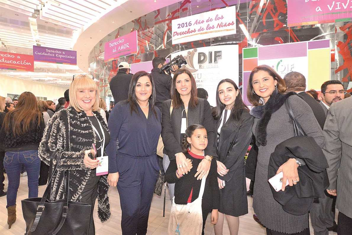 ATENTAS. Lourdes Menabrito, Claudia Cárdenas, Mariana López, Monserrat Elías, Rossy de Elías y Victoria Marcos.