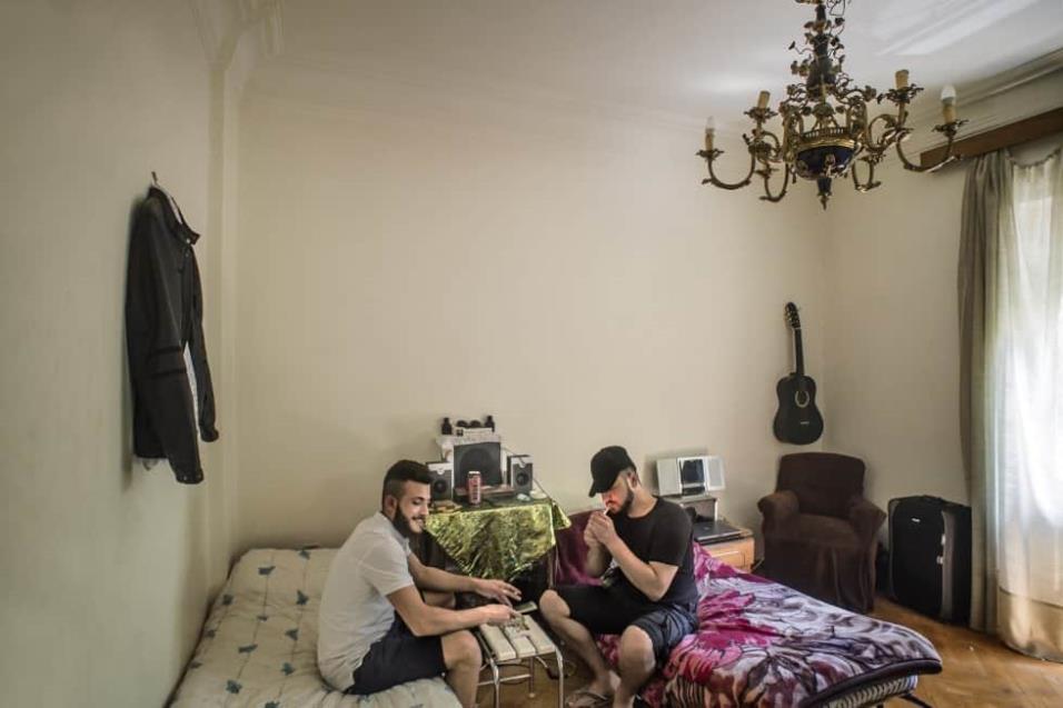 Ahmed Alwakkil y Mohamed viven en un apartamento de Atenas cuyo alquiler paga la ONG Holes in the Borders, un grupo dedicado a sacar a jóvenes refugiados de las calles de Atenas y darles una oportunidad. ANGEL LOPEZ SOTO