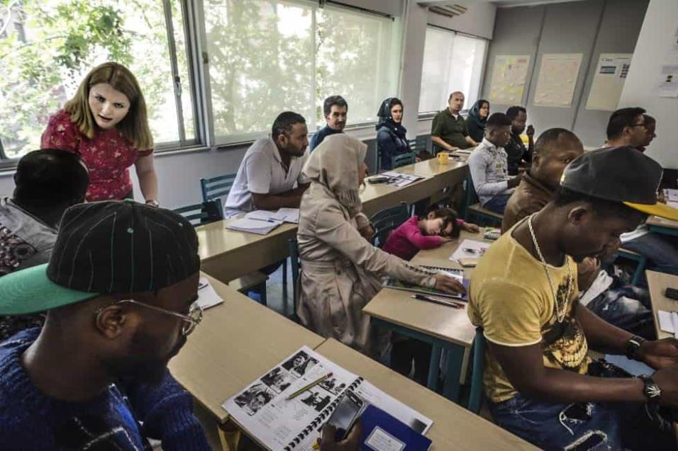 En el Centro Multifuncional de Cruz Roja de Atenas, decenas de refugiados e inmigrates reciben clases de inglés. ANGEL LOPEZ SOTO