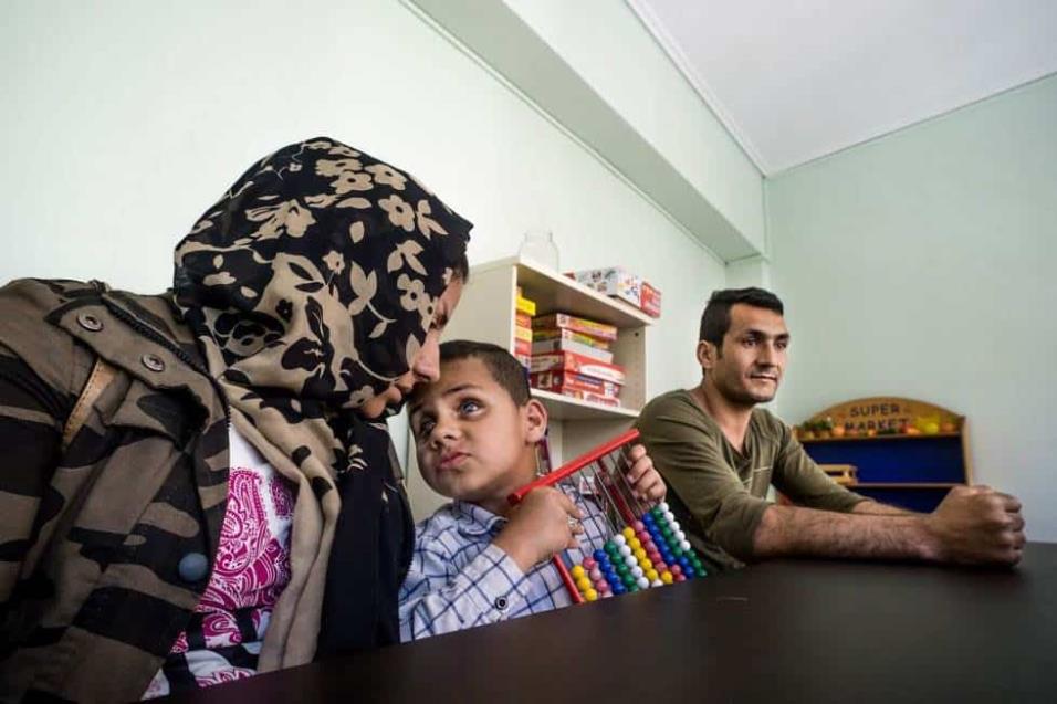 Ihan Rahezani y Shirin Hoseini huyeron de Afganistán con el pequeño Ehsan hace unos meses. El niño padece una enfermedad en la vista que le ha dejado ciego. La familia, refugiada en Atenas, busca un tratamiento médico para el pequeño que la sanidad griega