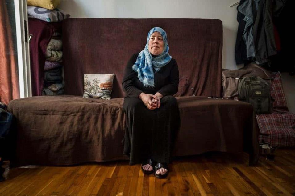 Huda Wahibi, de 50 años, posa en el sofá de apartamento que ha aquilado en Atenas. Llegó hace meses a Grecia pero solo aguantó una noche en el campo de refugiados que le habían asignado. ANGEL LOPEZ SOTO