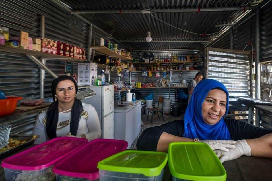 Dos mujeres sirven comida en un pequeño restaurante que han montado en el campo de refugiados de Ritsona.ANGEL LOPEZ SOTO