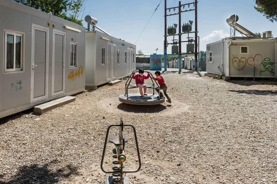 Dos niños juegan en el campo de refugiados de Ritsona, a unos 60 kilómetros de Atenas. Aproximadamente 850 personas viven en este lugar, a donde desde hace unas semanas llegan más refugiados provenientes de Turquía. ANGEL LOPEZ SOTO