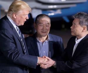 La bienvenida de Trump a los 3 liberados por Norcorea