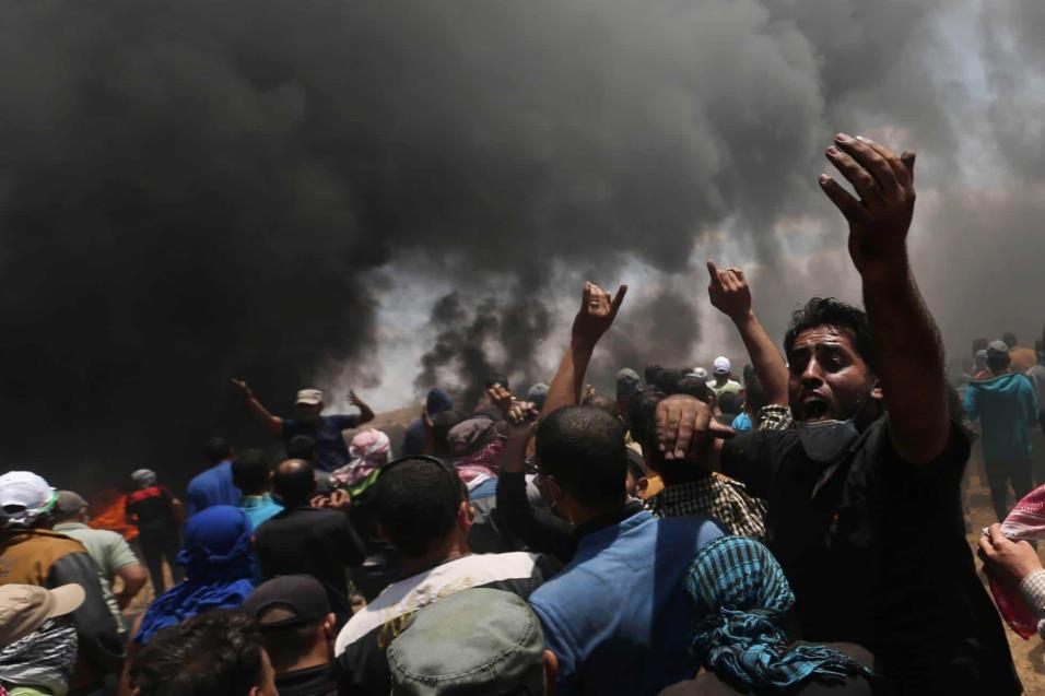 Un grupo de palestinos durante la protesta en la frontera entre Gaza e Israel, el 14 de mayo de 2018. IBRAHEEM ABU MUSTAFA REUTERS