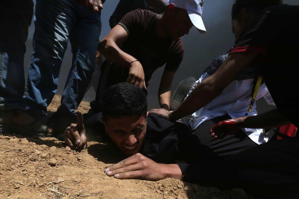 Un palestino herido cae al suelo durante la protesta entre la frontera de Gaza con Israel, el 14 de mayo de 2018. IBRAHEEM ABU MUSTAFA REUTERS