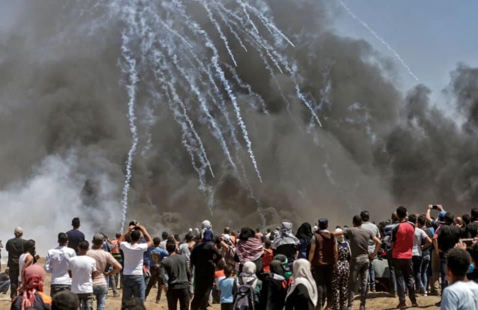 Las tropas israelíes lanzan gas lacrimógeno contra los manifestantes palestinos en la franja de Gaza, el 14 de mayo de 2018. MAHMUD HAMS AFP