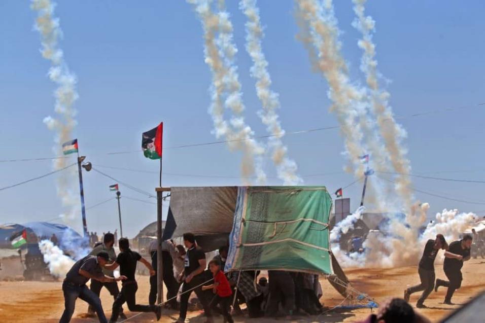 Una mujer palestina herida es trasladada en la franja de Gaza durante los enfrentamientos con las tropas israelíes, el 14 de mayo de 2018. SPENCER PLATT GETTY IMAGES