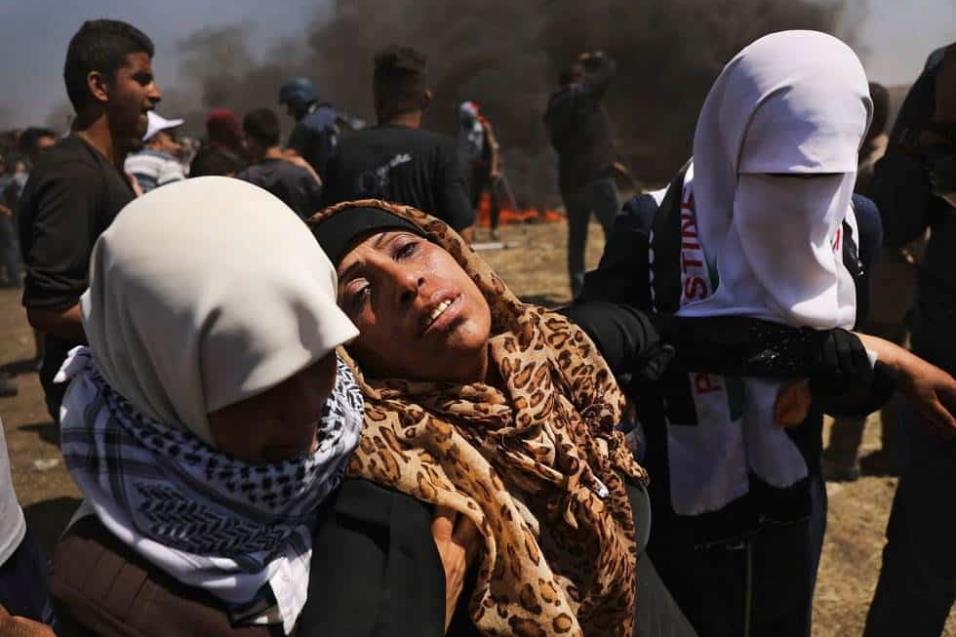 Una mujer palestina herida es trasladada en la franja de Gaza durante los enfrentamientos con las tropas israelíes, el 14 de mayo de 2018. SPENCER PLATT GETTY IMAGES