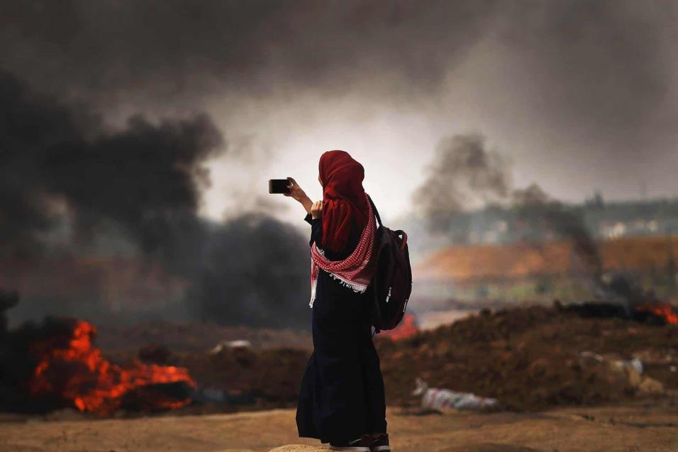 Una chica palestina graba con su móvil los acontecimientos en la franja de Gaza, el 14 de mayo de 2018. SPENCER PLATT GETTY IMAGES