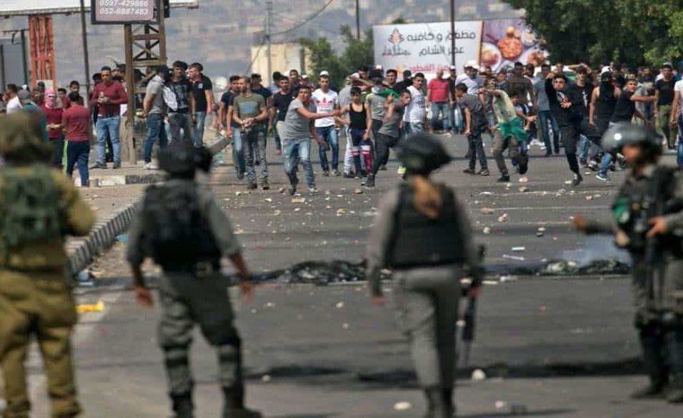 Manifestantes palestinos se enfrentan a las fuerzas israelíes en el día de la Nakba, que conmemora la catástrofe que supuso para los palestinos el nacimiento de Israel hace setenta años, en el punto de control de Hawara, al sur de Nablus. JAAFAR ASHTIYE