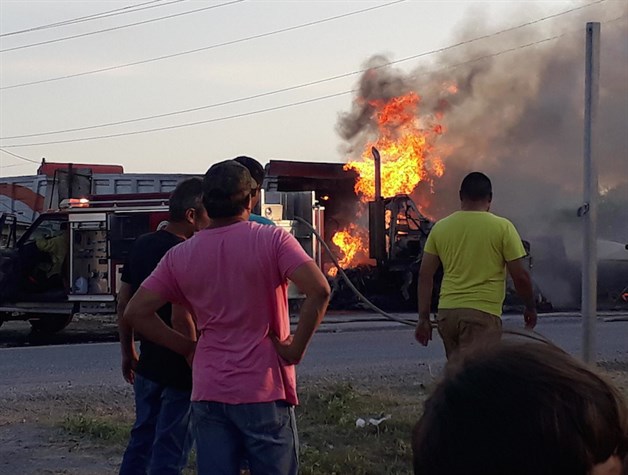 Aparatoso encontronazo carretero causa incendio Aparatoso encontronazo carretero causa incendio