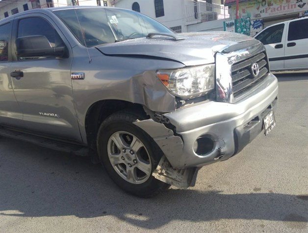 Por descortés conductora se estampa en una troca Por descortés conductora se estampa en una troca