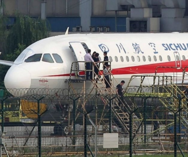 Copiloto de un vuelo comercial chino es succionado fuera de la cabina Copiloto de un vuelo comercial chino es succionado fuera de la cabina