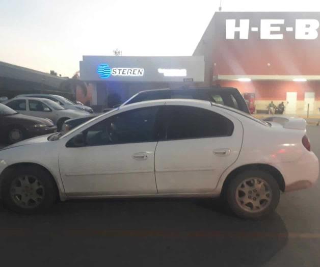 Hallan en un centro comercial auto robado Hallan en un centro comercial auto robado