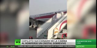 Sobrevive un copiloto que casi es succionado por la ventanilla del avión