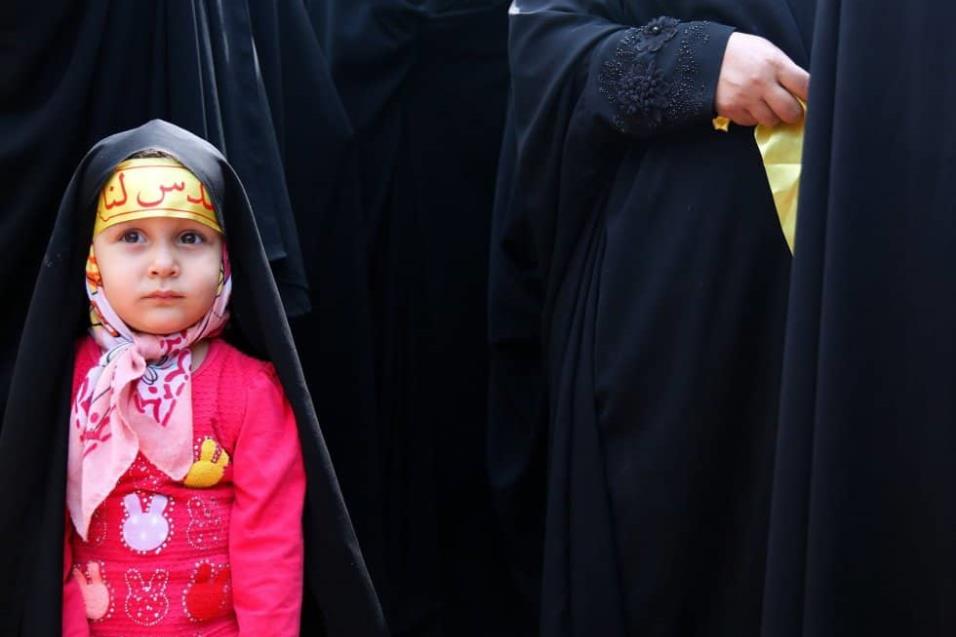 Una joven iraní acompaña a su madre para participar, junto a otras mujeres, en una protesta contra Israel y Estados Unidos, dentro de la antigua embajada estadounidense en Teherán (Irán). ABEDIN TAHERKENAREH EFE