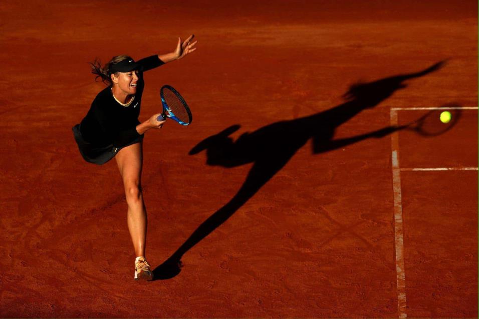 Maria Sharapova de Rusia devuelve la pelota a Ashleigh Barty de Australia durante el BNL Internacional de Italia, en Roma (Italia). JULIAN FINNEY GETTY IMAGES