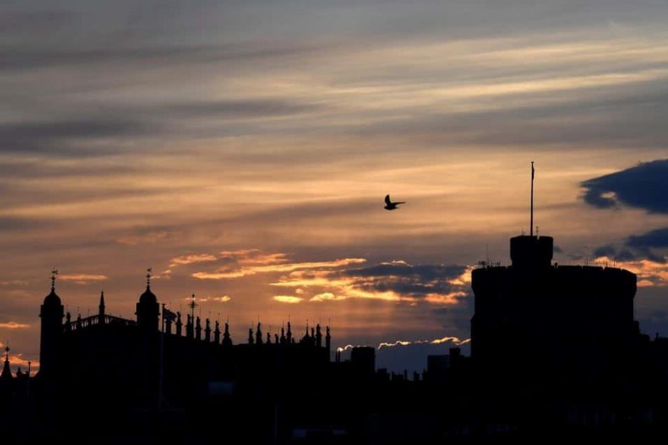 La Capilla de San Jorge y la Torre Redonda del Castillo de Windsor durante el amanecer, en Windsor (Reino Unido). TOBY MELVILLE REUTERS