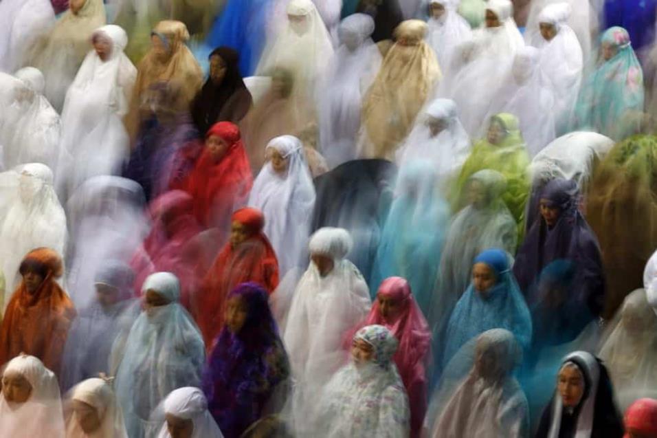 Cientos de musulmanes indonesios rezan durante la primera noche del Ramadán en la mezquita Istiqlal en Yakarta (Indonesia) . BAGUS INDAHONO EFE