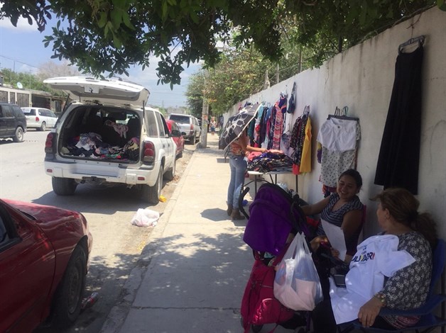 Acaparan ambulantes bardas de las escuelas. En aumento el comercio informal Acaparan ambulantes bardas de las escuelas. En aumento el comercio informal