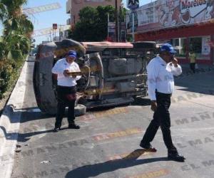 Conductor las choca y vuelca en bulevar Morelos, en Reynosa