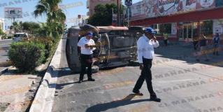 Conductor las choca y vuelca en bulevar Morelos, en Reynosa