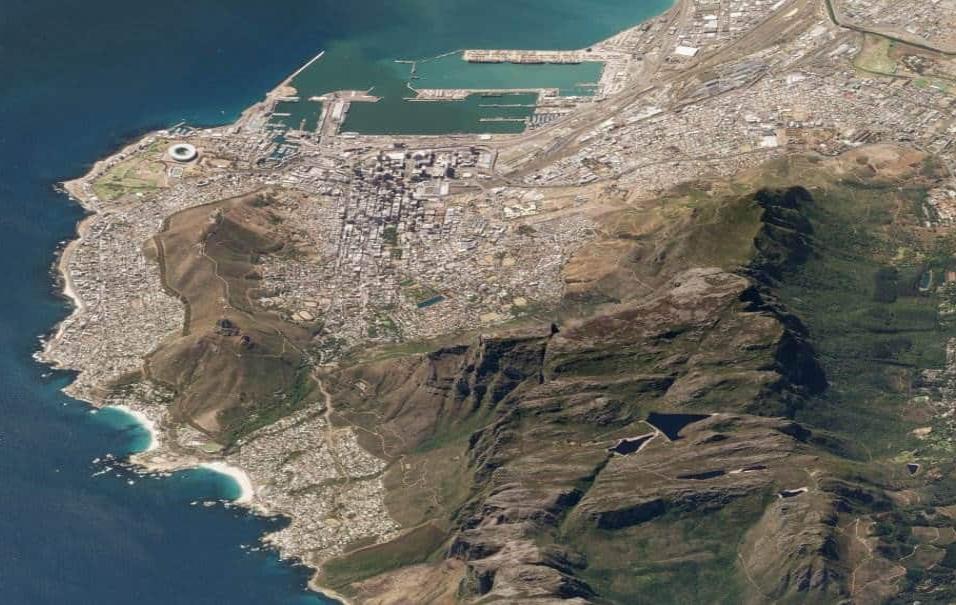 Ciudad del Cabo (Sudáfrica)En Ciudad del Cabo viven casi medio millón de personas. También es una de las pocas grandes ciudades situadas junto a un parque nacional, el de la Montaña de la Mesa. En la imagen se ve ciudad y naturaleza. Foto tomada el 19 d