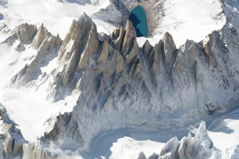 Monte Fitz Roy (Chile y Argentina)Esta montaña es una de las más conocidas de Sudamérica. El monte Fitz Roy o cerro Chaltén se sitúa en la cordillera de los Andes, en la frontera que separa Argentina y Chile. Su altitud es 3.405 metros. Foto tomada el