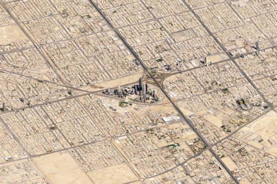 Riad (Arabia Saudí)La capital de Arabia Saudí, en la que viven ocho millones de personas, muestra una imagen parecida a la de Houston, con un grupo de rascacielos rodeados de edificios bajos. La imagen es más amplia porque el aire seco permite una vista