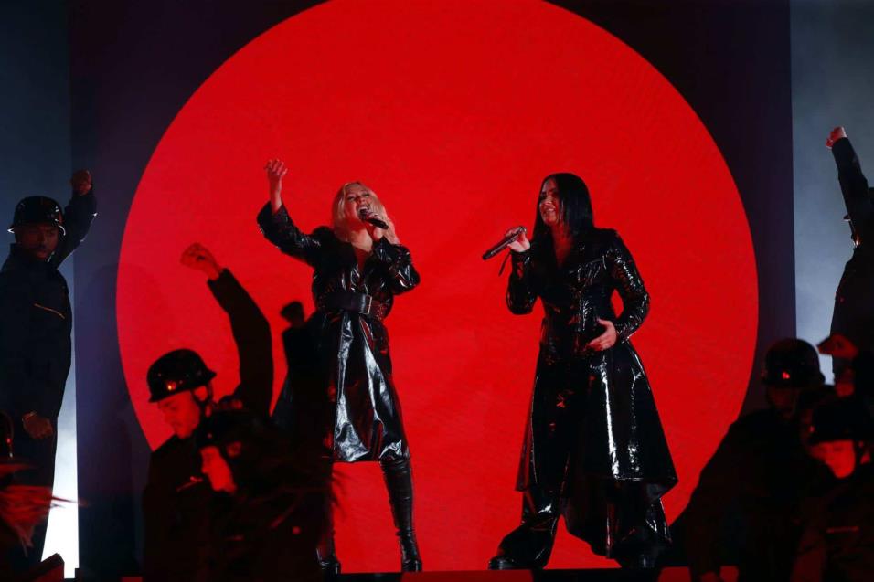 Christina Aguilera y Demi Lovato interpretan Fall In Line. MARIO ANZUONI REUTERS