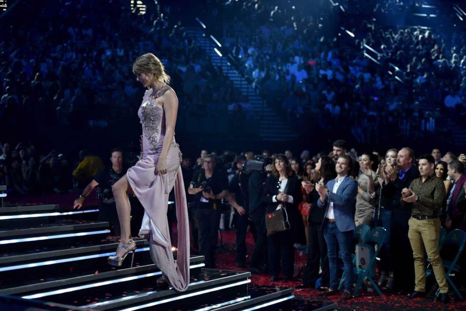 Taylor Swift sube al escenario para recoger el premio a la Mejor Artista Femenina, en los Billboard Music Awards. JOHN SHEARER WIREIMAGE