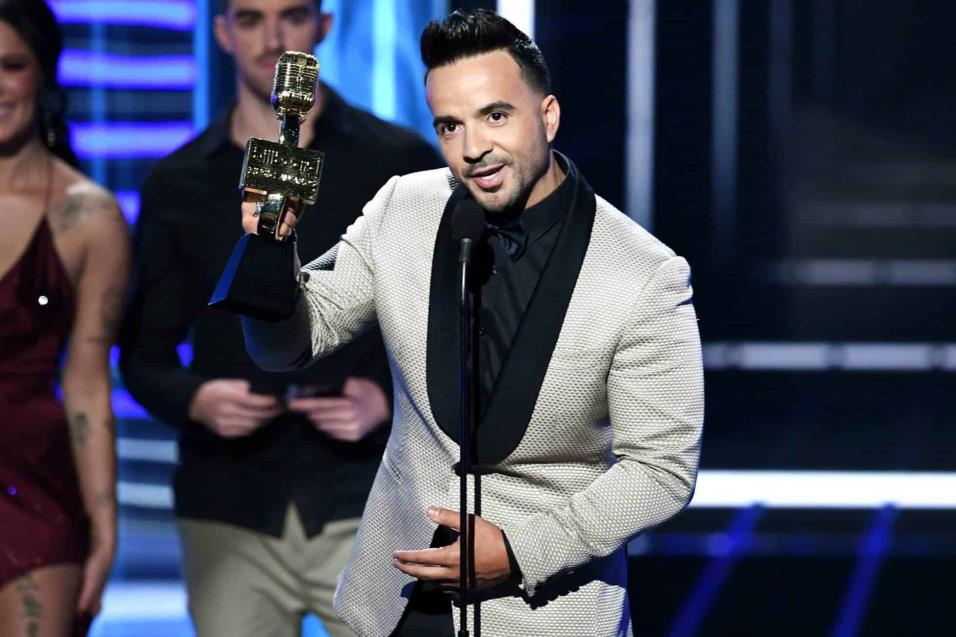 Luis Fonsi recoge el premio a la canción Top Hot 100 por Despacito. KEVIN WINTER AFP